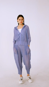 Miyake ชุดกางเกงสองชิ้นฮาเรนแจ็คเก็ตมีหมวกแบบมีซิปบางพิมพ์ลายทางทรงหลวมลำลองแฟชั่นสไตล์เกาหลีใหม่ฤดูร้อน