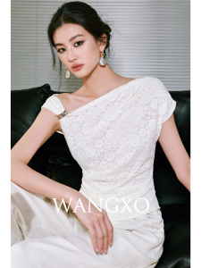WANGXO | Áo Dệt Kim Mạnh Có Sequin Đục Lỗ Vai Xệ Một Bên Ép eo Bất Đối Xứng