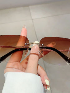 แว่นกันแดดทรงไขว้แบบไม่มีขอบ ทรงเก๋ไก๋ สำหรับผู้ชายและผู้หญิง แว่นกันแดดทรงเก๋ไก๋แบบย้อนยุค แว่นกันแดดทรงโค้งสำหรับใส่ในชีวิตประจำวัน