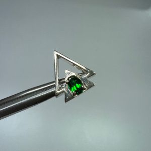 7898-MỘT CHIẾC HOA TAI BẠC NAM ĐÍNH ĐÁ HỒNG NGỌC LỰU XANH ( THIÊN NHIÊN ) HÌNH TAM GIÁC 