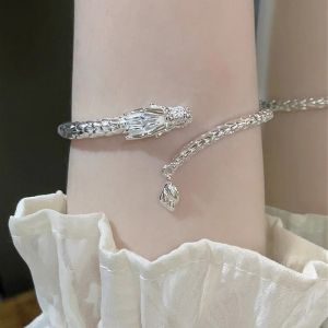 สร้อยข้อมือเปิดรูปมังกรสำหรับผู้หญิง สไตล์โบราณ สัมผัสแห่งความเป็นเทพนิยาย เครื่องประดับสัตว์เลี้ยง สร้อยข้อมือรูปมังกรหางโค้ง สไตล์เกาหลี