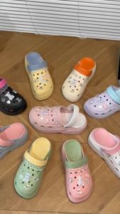 รองเท้าใส่เที่ยว รองเท้าหัวโต รุ่นใหม่สีใหม่ แถมฟรีตัวติดสติ๊กเกอร์ เสริมส้นพื้นหนา 5 CM  พร้อมส่งจากไทย H13A