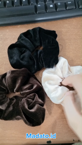 IKAT RAMBUT SCRUNCHIE BLUDRU UKURAN 10 CM SANGGULANTI PUSING BAHAN BLUDRU ANTI MELAR