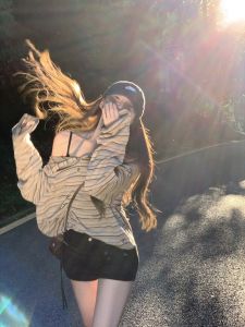 เสื้อยืดแขนยาวเปิดไหล่ลายทางสีบล็อกสไตล์อเมริกันย้อนยุคสำหรับผู้หญิงในฤดูร้อน เสื้อยืดคอกลมทรงสลิมฟิตสำหรับใส่ทำงาน