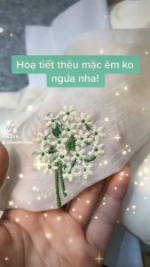 Áo dài vải tơ óng hoa thêu tay tạo nên sự khác biệt nổi bật - Áo Dài Linh Đan