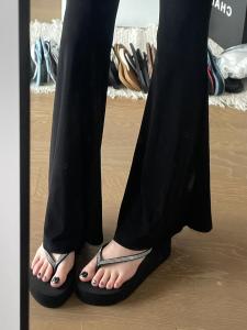 รองเท้าแตะส้นสูงแบบสวมหัวคู่สำหรับผู้หญิงในช่วงฤดูร้อนปี 2025 ส้นสูงแบบพื้นหนา รองเท้าแตะชายหาดกันลื่นสำหรับกลางแจ้ง สไตล์เกาหลี สไตล์ลำลอง