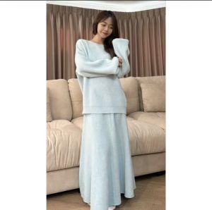 ชุดเซตไหมพรม รหัสBP1ผ้าไหมพรมหนาปานกลาง เสื้อคอปาด ใส่แนวover size กระโปรงทรงเอย้วย ใส่สวย สายเกา มากๆค่ะ ใส่ได้10-20°