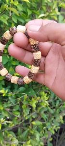 Gelang Kayu Kombinasi Dua Macam Liwung Hitam dan Liwung Putih Ukuran 10mm Isi 20 Butir - Bracelets