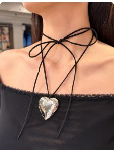 สร้อยคอหัวใจใหญ่แบบผูกเชือกสีดำสำหรับผู้หญิง เครื่องประดับแฟชั่นสไตล์ย้อนยุค เครื่องประดับโลหะผสมแบบใหม่ BM จี้รูปหัวใจ
