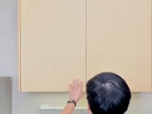 ชั้นวางแบบยืดหดได้ชั้นเก็บของชั้นเก็บของอเนกประสงค์ที่ใช้ในห้องครัวเพื่อจัดเก็บหม้อและชามและอุปกรณ์เครื่องครัวอื่น ๆ