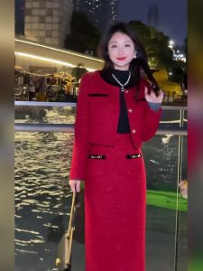 ชุดกระโปรงสีแดง ชุดเดรสฤดูใบไม้ร่วง/ฤดูหนาว 2023 สำหรับผู้หญิงวัย 25-29 ปี ทรงเอ กระโปรงทรงตรง แขนยาว กระดุม 2 ชิ้น