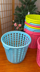 ตะกร้าพลาสติก ตะกร้า แพ็ค 3 ใบ ขนาด 10*9.5นิ้ว สีสดใส คละสี  ตะกร้ากลม ตะกร้าใส่ของ