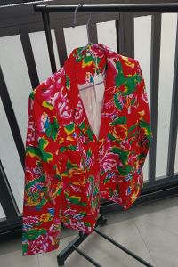 เสื้อสูทลายดอกไม้สีแดงสำหรับผู้ชาย ฤดูใบไม้ผลิและฤดูใบไม้ร่วง เสื้อสูทลำลอง สไตล์ฮั่นหนาน แจ็คเก็ตสีแดง แฟชั่นสตรีท