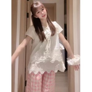 เสื้อยืดแขนสั้นผู้หญิงทรงหลวมสไตล์ฝรั่งเศส ลายดอกไม้ ชุดทำงานฤดูร้อน 2025 เสื้อเชิ้ตคอตตอนสีขาว ทรงหลวม ทรงเข้ารูป