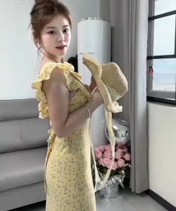 แม็กซี่เดรสสีเหลือง ลายดอกไม้ เสื้อแขนสั้น กระโปรงทรงเอ แต่งระบายรอบคอ มีสายผูกเอว ชุดใส่ไปคาเฟ่ #8061