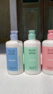 500 ML AULIA DAILY LOTION HAND AND BODY LOTION / BODY CARE PELEMBAB\\n\\nPelembab kulit yang mengandung antioksidan dari Vitamin C & E, yang juga membantu menghidrasi dan merawat kulit cantik Anda, diperkaya dengan bahan aktif whitening yang membuat kulit tampak lebih cerah dan UV screen yang memberikan perlindungan ekstra dari pengaruh buruk sinar matahari.\\n\\n Apa itu 500 ML Lotion Hand & Body AULIA?\\n\\nLotion hand and body AULIA adalah produk perawatan kulit yang dirancang untuk semua jenis kulit. Dengan ukuran 500 ML, lotion ini memberikan kandungan antioksidan dari Vitamin C & E, bahan aktif whitening, dan UV screen yang melindungi kulit Anda dari sinar matahari. \\n\\n Kandungan Antioksidan Vitamin C & E\\n\\nVitamin C & E dalam lotion hand and body AULIA membantu menjaga kulit tetap lembab dan hidrasi. Vitamin C juga dikenal sebagai antioksidan kuat yang membantu melawan radikal bebas dan meremajakan kulit.\\n\\n Bahan Aktif Whitening\\n\\nLotion hand and body AULIA juga mengandung bahan aktif whitening yang membuat kulit tampak lebih cerah dan segar. Bahan ini membantu mencerahkan warna kulit dan mencegah hiperpigmentasi.\\n\\n UV Screen untuk Perlindungan Ekstra\\n\\nUV screen dalam lotion hand and body AULIA memberikan perlindungan ekstra dari sinar matahari. Ini membantu mencegah kulit terbakar dan merusak kulit.\\n\\n Cara Menggunakan 500 ML Lotion Hand & Body AULIA\\n\\nBerikut adalah langkah-langkah penggunaan lotion hand and body AULIA:\\n\\n1. Bersihkan tangan dan tubuh Anda sebelum menggunakan lotion.\\n2. Ambil sedikit lotion dan oleskan ke tangan dan tubuh Anda secara merata.\\n3. Gosokkan lotion dengan lembut sampai terasa lembab dan nyaman.\\n\\n Tips Perawatan Kulit Tubuh\\n\\nBerikut adalah beberapa tips perawatan kulit tubuh:\\n\\n- Gunakan lotion setiap hari untuk menjaga kelembaban kulit.\\n- Jangan lupa untuk melembabkan kulit setelah mandi.\\n- Hindari mandi dengan air panas yang dapat mengeringkan kulit.\\n\\n Keamanan dan Jaminan Produk\\n\\nProduk AULIA dikirim dalam kondisi utuh dan aman. Kami memberikan aturan pengiriman dan perlindungan paket untuk memastikan produk Anda tetap aman sampai tujuan. Kami juga memberikan garansi produk dan kebijakan retur untuk pelanggan kami.\\n\\n Aturan Pengiriman dan Perlindungan Paket\\n\\nProduk dikirim dalam kondisi utuh dan aman. Kami memberikan perlindungan paket tambahan seperti bubble wrap atau dus tambahan untuk memastikan produk Anda tetap aman sampai tujuan.\\n\\n Garansi Produk dan Kebijakan Retur\\n\\nKami memberikan garansi produk dan kebijakan retur untuk pelanggan kami. Jika Anda tidak puas dengan produk yang Anda beli, silakan hubungi kami untuk retur atau tukar.\\n\\n Testimoni dan Rekomendasi\\n\\nBerikut adalah beberapa ulasan pelanggan tentang lotion hand and body AULIA:\\n\\n\\\"Saya sangat senang dengan hasilnya! Kulit saya tampak lebih cerah dan lembab.\\\" - Ulasan Pelanggan\\n\\n\\\"Lotion ini sangat ringan dan tidak lengket. Saya suka aromanya.\\\" - Ulasan Pelanggan\\n\\n Rekomendasi untuk Perawatan Kulit Tubuh\\n\\nBerikut adalah beberapa rekomendasi untuk perawatan kulit tubuh:\\n\\n- Gunakan lotion setiap hari untuk menjaga kelembaban kulit.\\n- Jangan lupa untuk melembabkan kulit setelah mandi.\\n- Hindari mandi dengan air panas yang dapat mengeringkan kulit.\\\"\