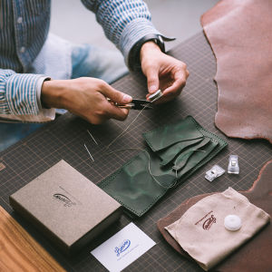 กระเป๋าสตางค์หนังแท้ทำมือ DIY กระเป๋าเงินทรงสี่เหลี่ยมแบนสไตล์วินเทจ กระเป๋าสตางค์หนังนิ่มสำหรับคู่รัก กระเป๋าเงินสุดเก๋