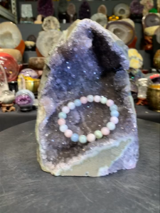 very nice cluster amethyst raw stone mineral from mother natural #巴西天然水晶  2.55kg💯天然原矿玄武岩紫晶洞 形体美丽内凹钱袋💰 顶部一颗晶花👍 晶体上带有黑碧玺共生✅ 绿幽灵绕边  左侧边部带有方解石 100%natural  Height高: 17.5cm  width宽: 13cm x 12.5cm   Hole洞深: 5cm  weight重: 2.55kg  📍Johor Bahru 区可自行取货或邮寄服务