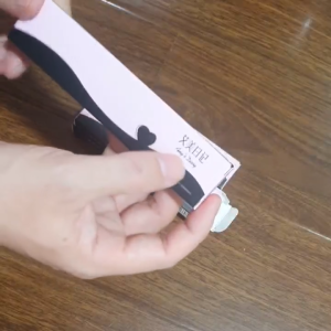 Son lì thương hiệu Amys Diary có 1 đầu son và 1 đầu cọ tán son siêu tiện lợi đem đi làm đi chơi