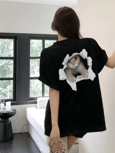 เสื้อยืดคอกลมแขนสั้นผู้หญิง Pure Cotton 220 กรัม สีดำ ทรงสลิมฟิต แฟชั่น ลายแมว ด้านหน้าและด้านหลัง เสื้อตัวบน