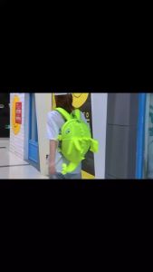 ใหม่ปีกมอนสเตอร์การ์ตูนน่ารักสีลูกกวาดไดโนเสาร์กระเป๋าเป้สะพายหลังแฟชั่นผู้ชายและผู้หญิงกระเป๋าเป้สะพายหลังหมวกกันน็อคกระเป๋าเป้สะพายหลัง