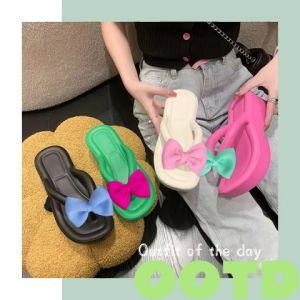 Wulove แนะนำ👍รองเท้าหูหนีบผู้หญิงติดโบว์ใหญ่ด้านหน้า รองเท้าแฟชั่นผญน้ำหนักเบาใส่สบายไม่หนักเท้า รองเท้าเสริมส้นแต่งตัวง่ายใส่เข้ากับทุกลุค😎