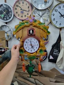 Jam dinding kikuk perjam dan bandulan quartz