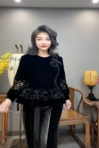 เสื้อยืดผ้ากำมะหยี่สไตล์ฝรั่งเศส แขนยาว ตกแต่งดอกไม้ รัดเอว กระชับสัดส่วน เสื้อยืดคอกลม แฟชั่นฤดูใบไม้ร่วง 2025