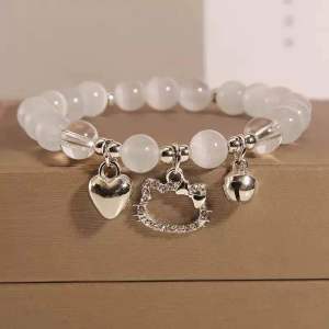 Vòng tay pha lê nhiều màu sắc với các hạt trang trí bạc và charm.
