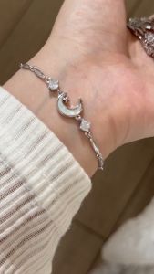 DAIMEISHU สร้อยข้อมือส่วนบุคคลที่เรียบง่ายระดับไฮเอนด์หรูหราเบา ๆ ของผู้หญิงดาวน้ำแข็งแตกและสร้อยข้อมือเย็นดวงจันทร์