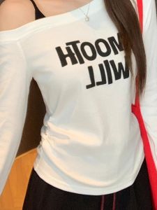 เสื้อยืดคอกลมแขนยาวพิมพ์ลายตัวอักษรสไตล์เกาหลีสำหรับผู้หญิง แฟชั่นฤดูร้อน 2025 เสื้อชั้นในลายพิมพ์ลายตัวอักษรสีตัดกัน