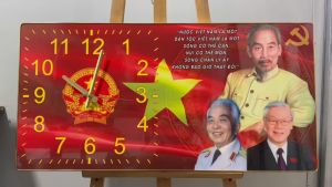 Đồng hồ treo tường tráng gương 5D in hình ba Bác đồng hồ kim trôi tặng pin móc treo đa năng