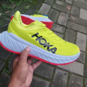 SEPATU RUNNING HOKA HOKA ONE CARBON X2 - SEPATU GYM- SEPATU OLAHRAGA CARBON PUTIH WANITA PRIA DEWASA Trendy.