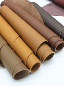 ผ้าคลุมโซฟาหนังเนปั๊มหนังวัวชั้นบน สีน้ำตาล หน้าต่างห้องนอน บ้าน อุปกรณ์ตกแต่งภายใน หุ้มฟูกโซฟา ผ้าคลุมโซฟา ผ้าคลุมโซฟา