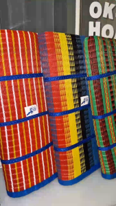 เสื่อพับปิคนิค ตรานางพญาต่อ ผืนใหญ่ ทนทาน พกพาง่าย สีสันสดใส (มีให้เลือก 2 ขนาด) - โรงทอเสื่อ