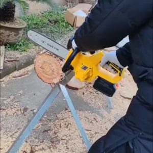 DeWalt เลื่อยโซ่ไร้สาย 12 นิ้ว 299V 1200W รุ่น DCM565N เลื่อยตัดไม้ เลื่อยไฟฟ้า แบต 6.0Ah 2 ก้อน มีจอแสดงไฟ โซ่ออโต้ กล่องเครื่องมือครบ พกพาง่าย ใช้งานสวน