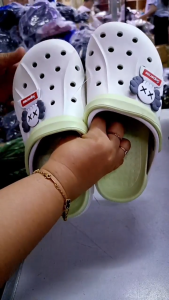 rendy Cartoon Charm Clog Sandals for Men Lightweight Breathable Non-Slip Slip-On Garden Shoes with Adjustable Heel Strap Cute Skull Badge Design Casual Indoor Outdoor Comfort Clogs