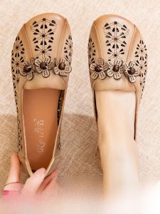 SHIPAILUO | รองเท้าแตะหนังแท้สวมใส่สบายสำหรับผู้หญิง รองเท้าแตะแบบมีลวดลายสี่เหลี่ยม ส้นแบน พื้นยาง รองเท้าฤดูร้อนสำหรับคุณแม่