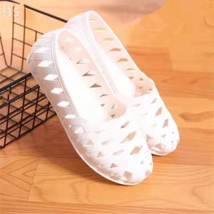 รองเท้าแตะพื้นแบนแบบมีรูสำหรับผู้หญิงในช่วงฤดูร้อนปี 2024 รองเท้าแตะแบบสวมส้นเตี้ยสไตล์เกาหลีแฟชั่นที่สวมใส่สบายและทนทาน