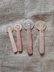 Đồng tiềƞ cạo gió có tay cầm cán gỗ