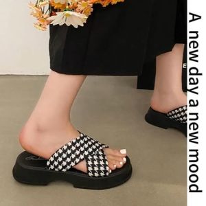 Sheii รองเท้าแตะสายไขว้ เสริมพื้นหนา น้ำหนักเบาใส่สบายมาก  โทนสีมินิมอลแมทช์ง่ายได้ทุกลุคทุกสไตล์ ใส่แล้วเท้าเรียว ราคาถูกมากต้องจัดเข้ามาน้าาาา