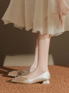 รองเท้าแต่งงานคริสตัลสีแชมเปญ ผู้หญิง ส้นเตี้ย เดรส หลัก ผ้าไหม รองเท้าส้นสูงส้นหนา 3 ซม. หญิงตั้งครรภ์สามารถสวมใส่ได้