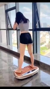 (HCM) Máy Rung Lắc Giảm Mỡ Toàn Thân Máy Massage Bụng Giảm Mỡ Giảm Cân Hiệu Quả Hơn Máy Tập Gym Máy Chạy Bộ Tại Nhà Tặng Kèm Dây Kéo Tập Gym