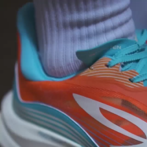 SEPATU RUNNING 910 NINETEN HAZE PRO PLAT CARBON - GEIST EKIDEN PRO 100%