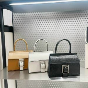 [CHUẨN HÃNG] Túi  nữ quai xáchđeo chéo nắp khóa nịt kiểu dáng đi tiệc  đi chơi đều được (Size 18)