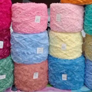 100 กรัม ขนนก เป็นสินค้าขายโล๊ะที่มีตำหนิ และเป็นที่นิยมขายราคาถูก พรมแฟนซี สำหรับ ถักงานและ งานดี วาย ใช้ตกแต่งงาน