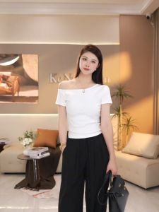 เสื้อยืดแขนสั้นไหล่เดียวสำหรับผู้หญิงในช่วงฤดูร้อนปี 2024 เสื้อแขนสั้นทรงเข้ารูปเอวสูงสไตล์ใหม่พร้อมเสื้อคลุมไหล่แบบเปิดไหล่