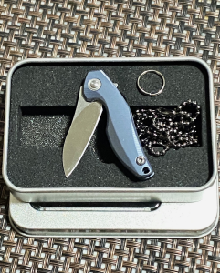 AverBEST มีดพับ ด้ามไททาเนียม ใบมีดD2 มีดพับพร้อมสร้อยและกล่อง ประหยัดพื้นที่ในการจัดเก็บ เหมาะสำหรับแคมป์ปิ้งเดินป่า