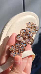 2026 New Korean Style Women Flip Flops Elegant Gold Flower Rhinestone Sandals Non Slip Waterproof Flat Casual Summer 070523