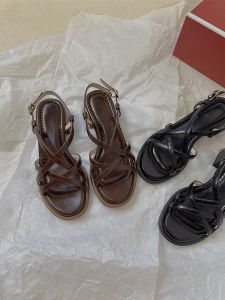 รองเท้าแตะหนังแกะสไตล์โรมัน ผู้หญิง ฤดูร้อน สวมใส่กลางแจ้งสไตล์วินเทจฝรั่งเศสส้นกลางข้าม สายคล้อง รองเท้าแตะความรู้สึกสบาย